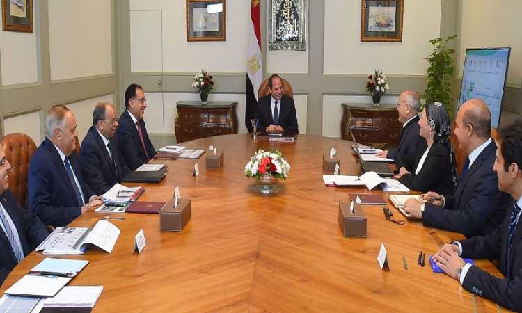 الرئيس السيسى يجتمع بعدد من الوزراء