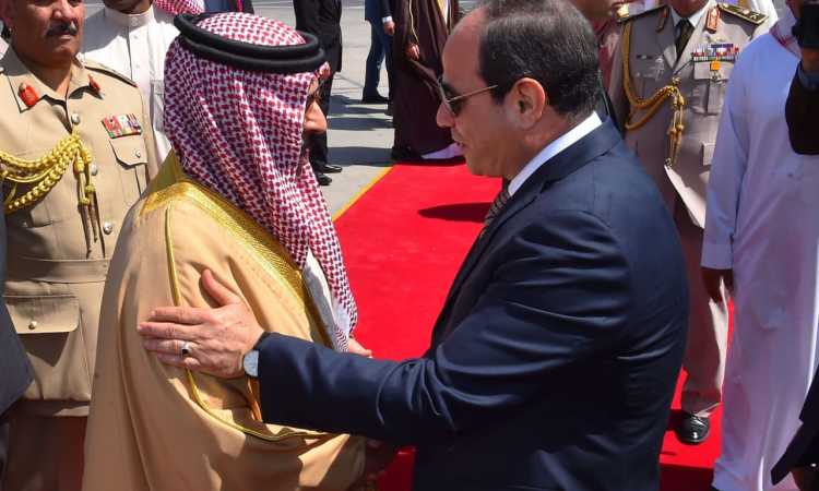 الرئيس السيسي يودع ملك البحرين
