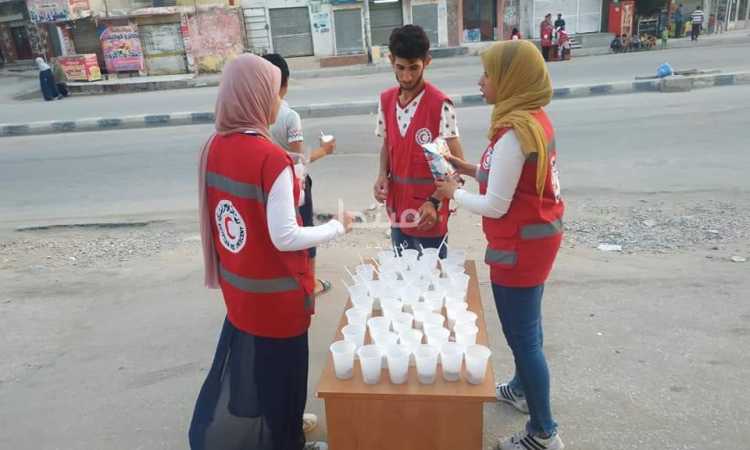 الشباب يوزعون عصائر قبل أذان المغرب