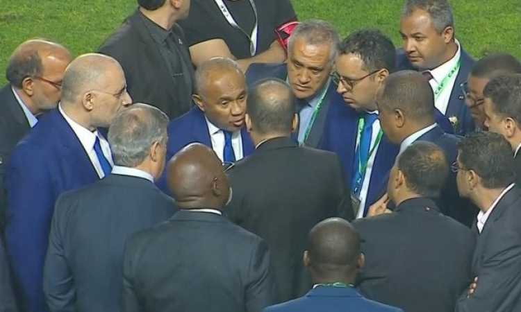 نزول أحمد أحمد رئيس الاتحاد الأفريقى  إلى أرضية ملعب رادس