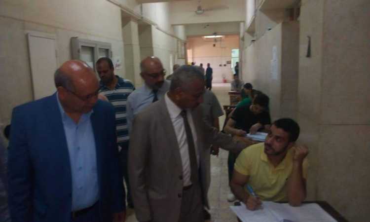 نائب رئيس جامعة الأزهر يتفقد امتحانات كلية طب الأسنان