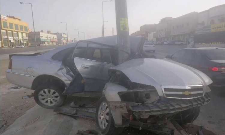اصطدام سيارة بعمود إنارة