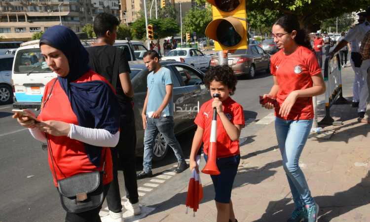 الجماهير تتوافد على استاد القاهرة.. أعلام وأطفال وشباب
