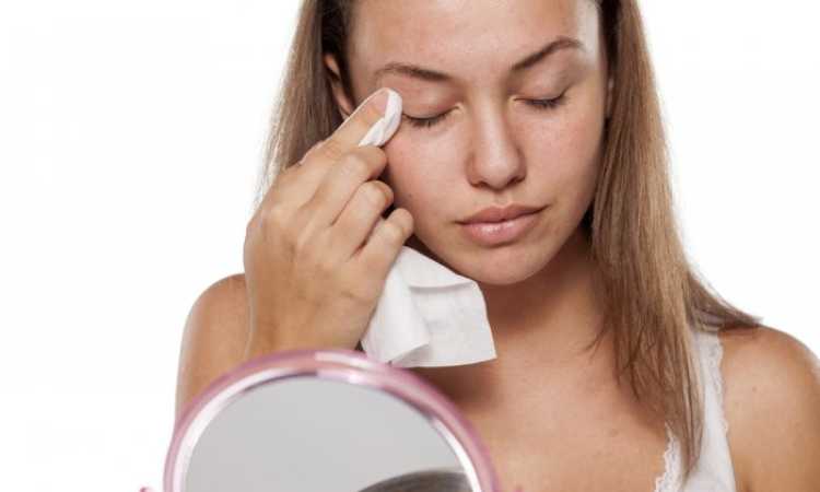 استعمال المناديل المبللة