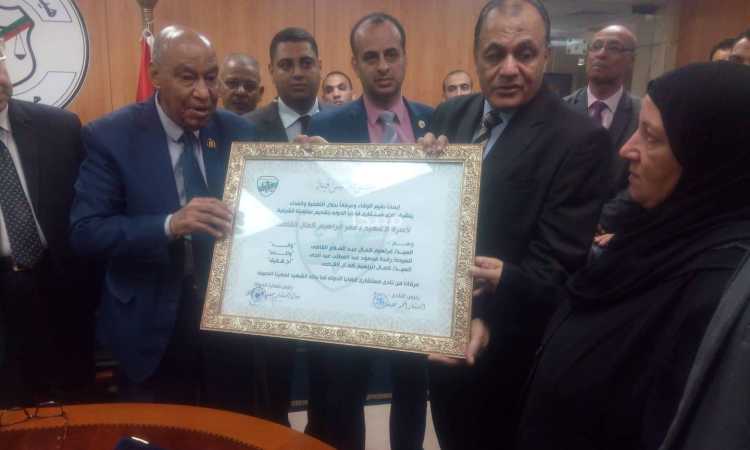 تكريم أسرة الشهيد عمر القاضى