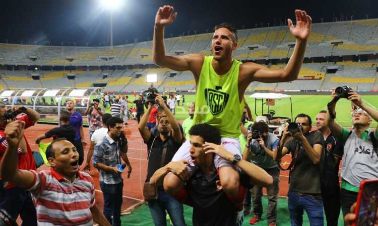 لاعبو الأهلى يحتفلون مع جمهورهم بلقب الدورى