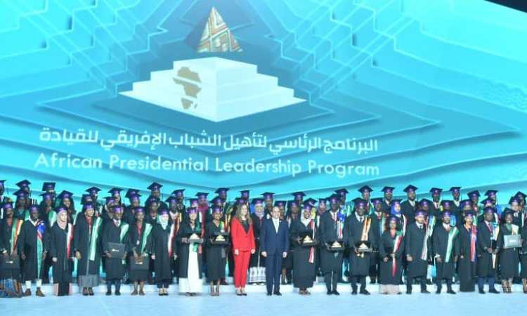 صور| الرئيس السيسى يكرم خريجى الدفعة الأولى بالبرنامج الرئاسى لتأهيل ا