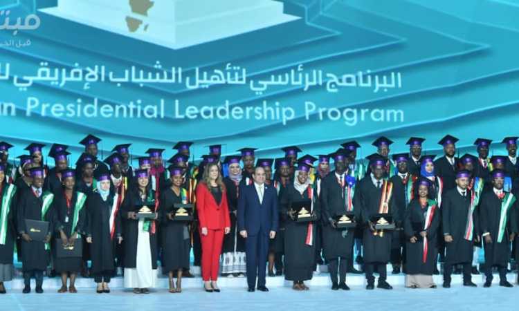 صور| الرئيس السيسى يكرم خريجى الدفعة الأولى بالبرنامج الرئاسى لتأهيل ا