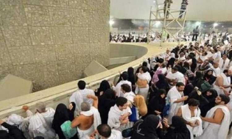 الحجاج يرمون الجمرات