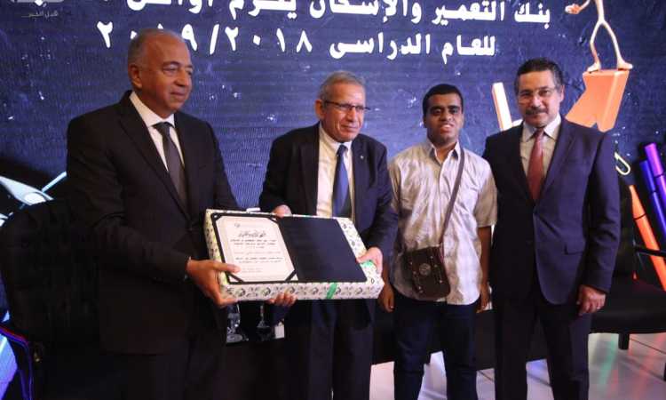 «التعمير والإسكان» يكرم نوابغ الطلبة