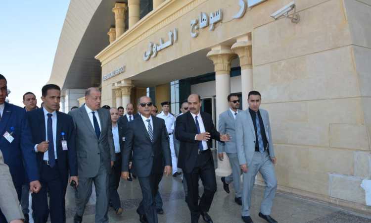وزير الطيران المدنى يتفقد مطار سوهاج الدولى