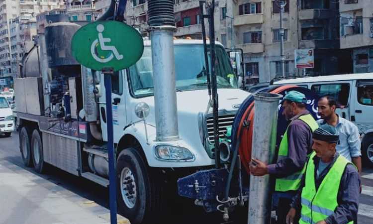 تطهير مصبات الأمطار بكورنيش الإسكندرية