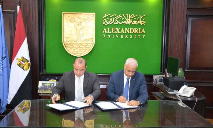 رئيسا البورصة وجامعة الإسكندرية خلال توقيع الاتفاقية