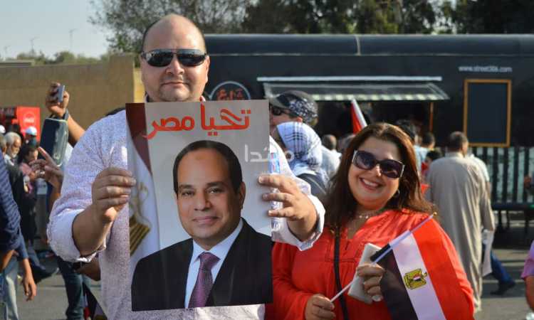 كلنا معاك وتحيا مصر.. المصريون يؤيدون الرئيس السيسى أمام المنصة