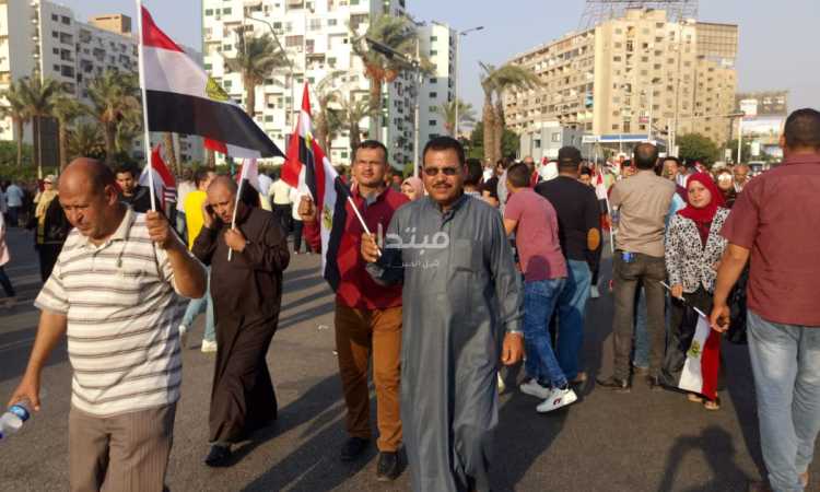 عاجل| «أنت الأمن والأمان».. المصريون يتوافدون على المنصة لتأييد الرئيس السيسى