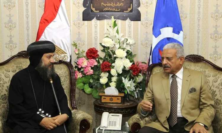 أسقف السويس خلال التهنئة