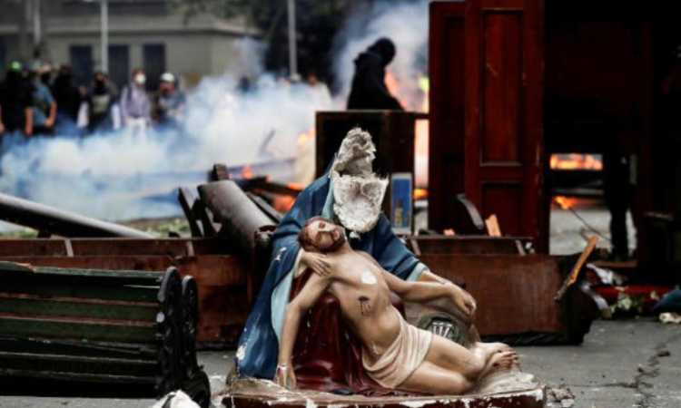 تظاهرات تشيلى - متظاهرون يحرقون جامعة