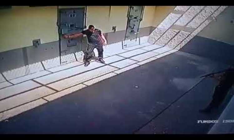 سجناء يختطفون حارسهم