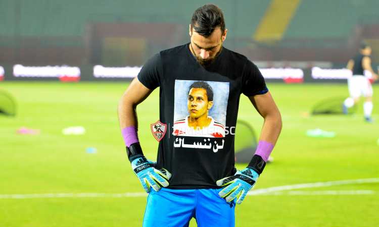 لاعبو الزمالك يرتدون قمصان عليها صورة علاء على