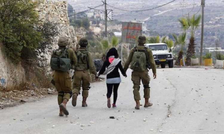 الاحتلال يعتقل طفلة فلسطينية