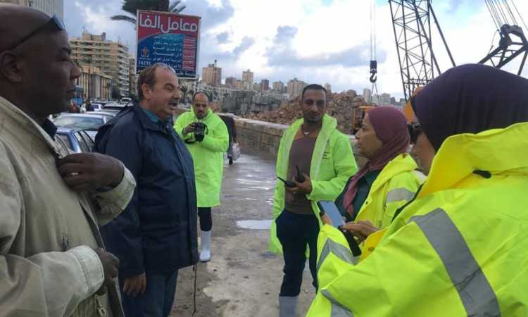 رئيس شركة الصرف الصحي خلال جولته بكورنيش الإسكندرية