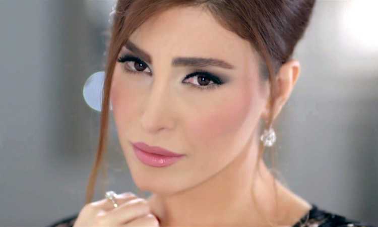 الفنانة يارا