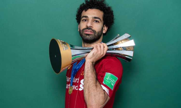 محمد صلاح حاملا كأس العالم للأندية فى جلسة تصوير جديدة