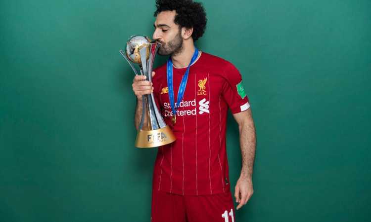 محمد صلاح حاملا كأس العالم للأندية فى جلسة تصوير جديدة