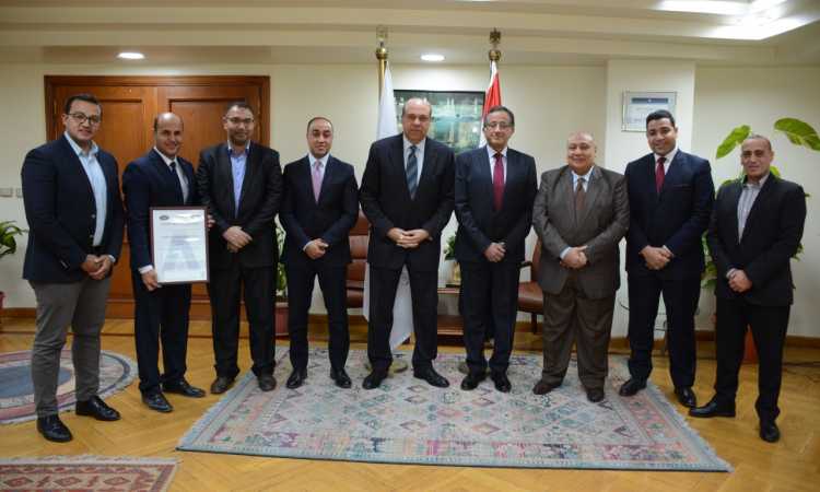 وزير الطيران أثناء تكريم العاملين