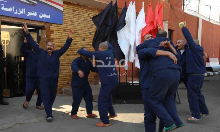 فرحة السجناء المفرج عنهم