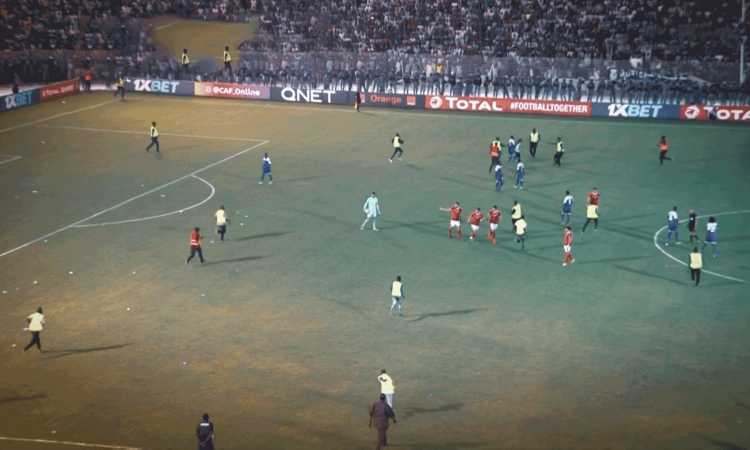 توقف لقاء الأهلى والهلال