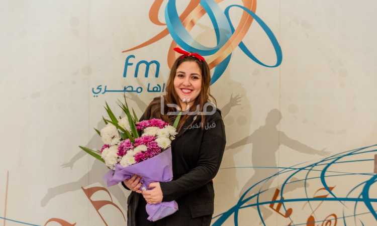 مى كساب فى الراديو بيضحك