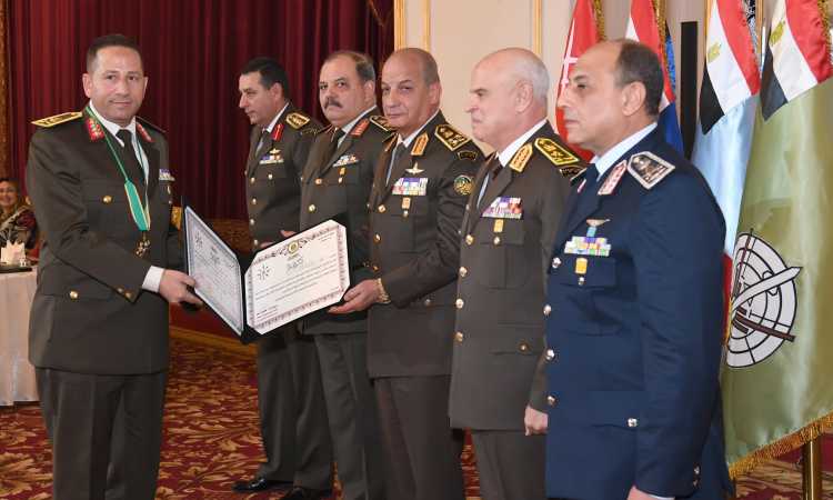 وزير الدفاع ورئيس الأركان يكرمان القادة المحالين للتقاعد