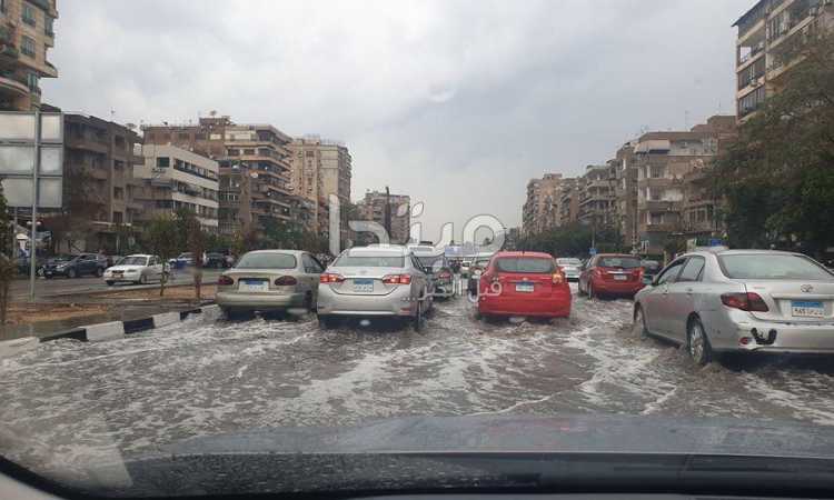 رجال المرور يتابعون شفط مياه الأمطار