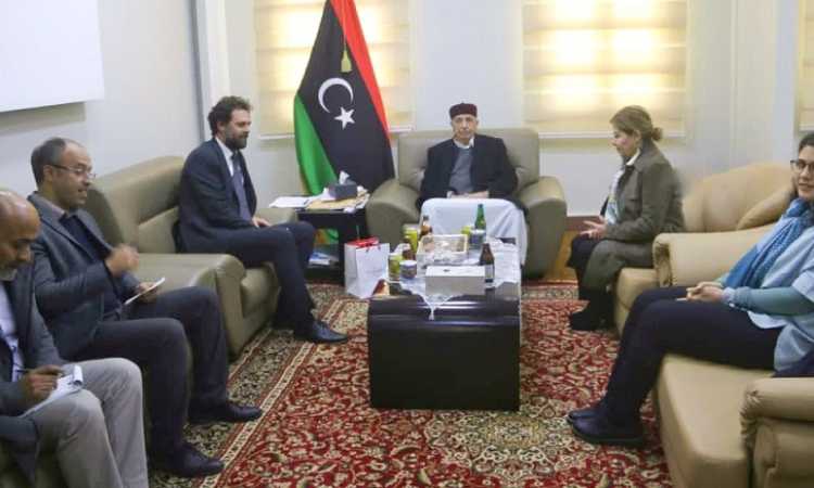 عقيلة صالح مع وفد مركز الحوار الإنسانى