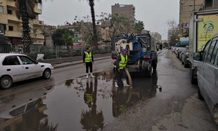 معدات شركة مياه الشرب والصرف الصحى بالقاهرة تشفط مياه الأمطار