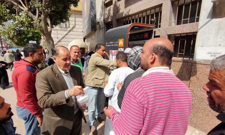 توزيع كمامات وجوانتيات على المواطنين بالبحيرة
