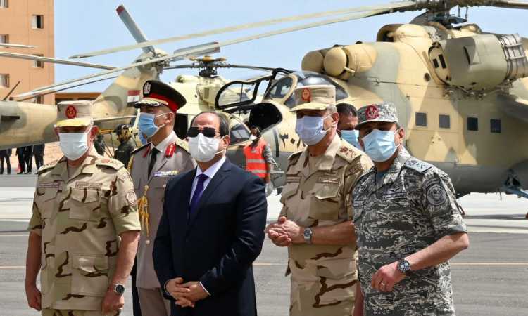 الرئيس السيسى يتفقد اصطفاف عناصر المنطقة الغربية العسكرية
