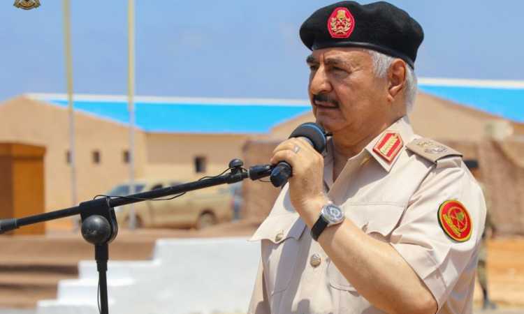 حفتر يتفقد عدد من معسكرات الجيش الليبى فى بنغازى