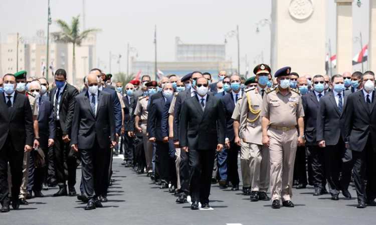 السيسى يتقدم جنازة الفريق العصار