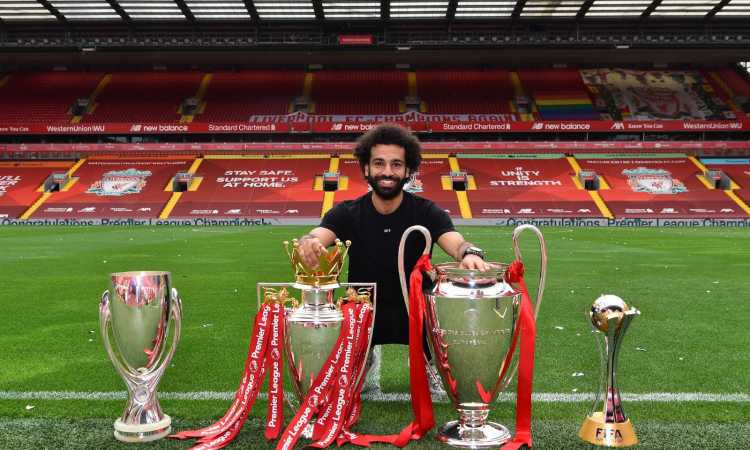 محمد صلاح يحتفل بلقب الدورى الإنجليزى مع أسرته