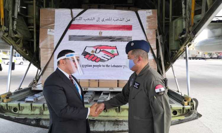 وصول الطائرة الأولى من الجسر الجوى الإغاثى لبيروت
