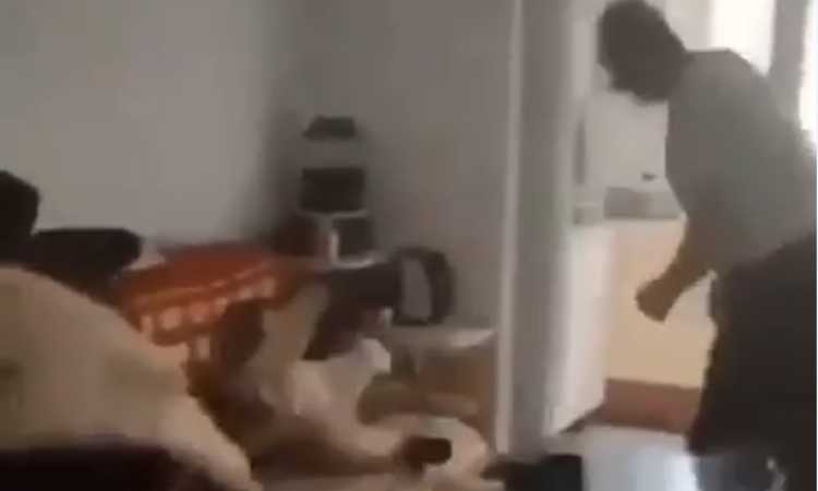 شاب يعذب طفلا رضيعا