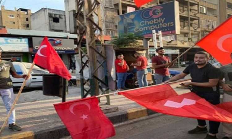 لبنانيون يرفعون العلم التركى فى طرابلس