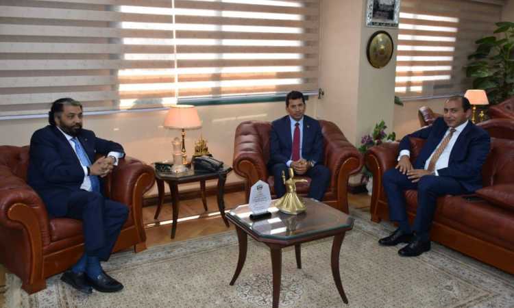 لقاء وزير الرياضة بمسؤولى الشركة