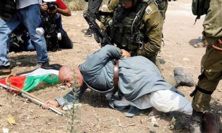 اعتداء إسرائيلى على مسن فلسطيني