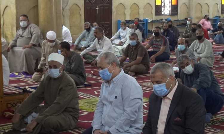 محافظ الأقصر يؤدى صلاة الجمعة