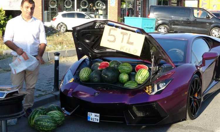 شاب يبيع البطيخ على سيارة لامبورجنى فى تركيا