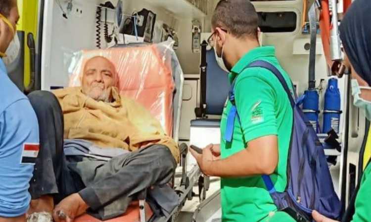 إنقاذ مسن من الشارع