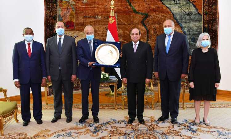 السيسى يتسلم درع العمل التنموى العربى لعام 2020